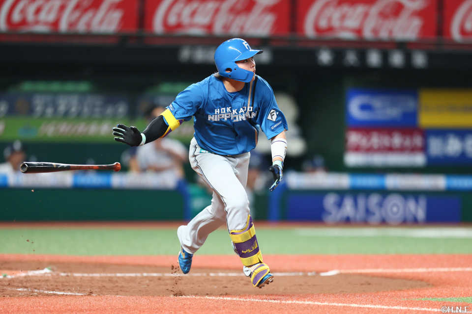4回表、ライトへ本塁打を放つ田宮選手02
