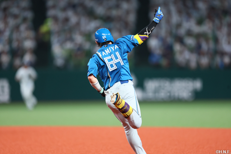 4回表、ライトへ本塁打を放つ田宮選手03