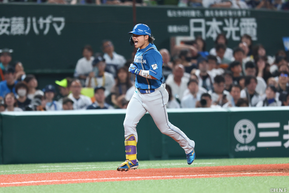 4回表、ライトへ本塁打を放つ田宮選手04