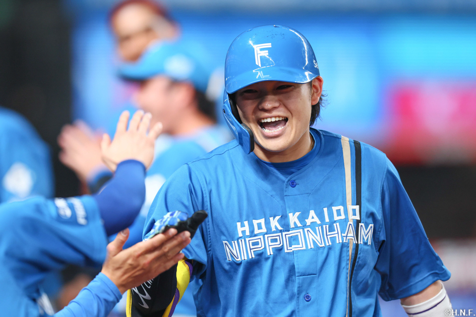 4回表、ライトへ本塁打を放つ田宮選手05