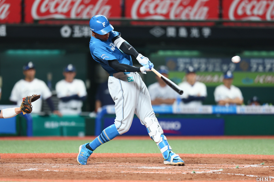 8回表、ライトへ2点適時二塁打を放つ万波選手01