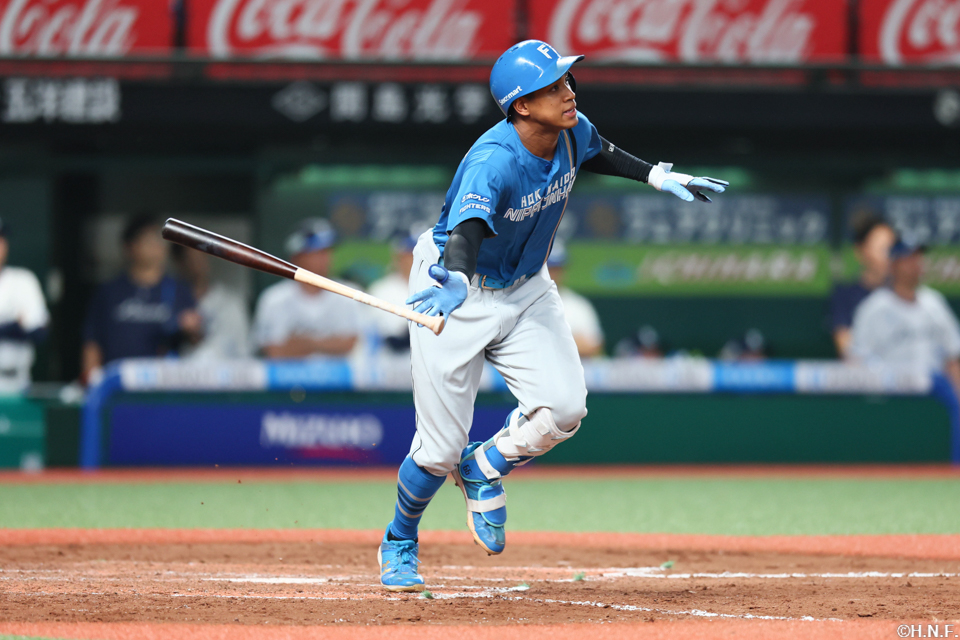 8回表、ライトへ2点適時二塁打を放つ万波選手02