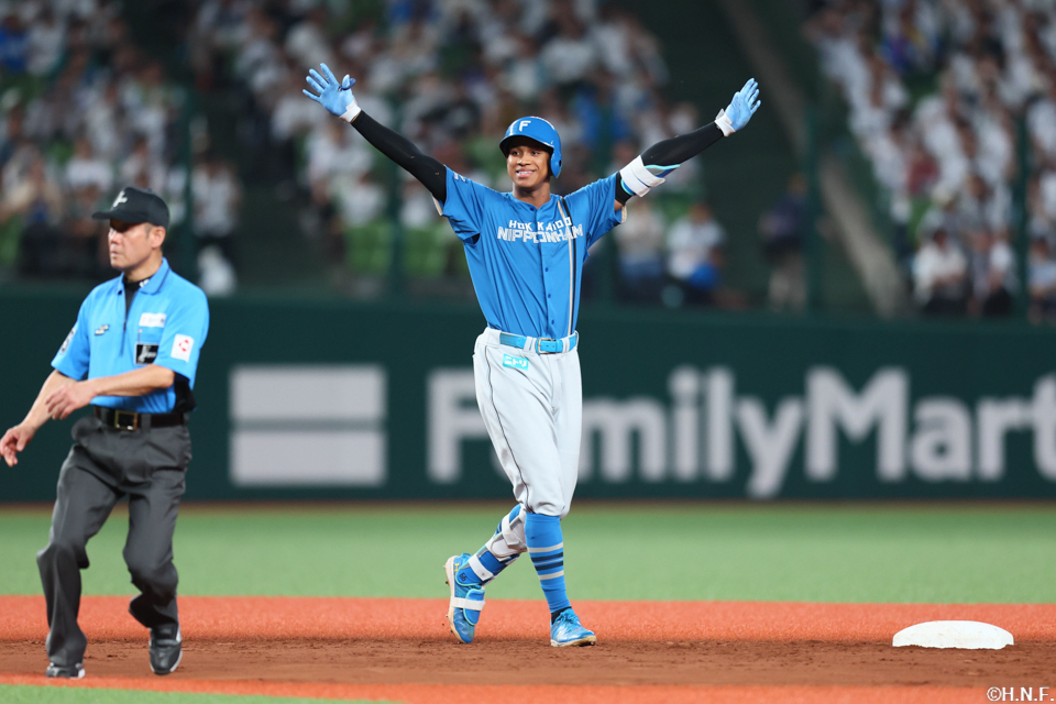 8回表、ライトへ2点適時二塁打を放つ万波選手03