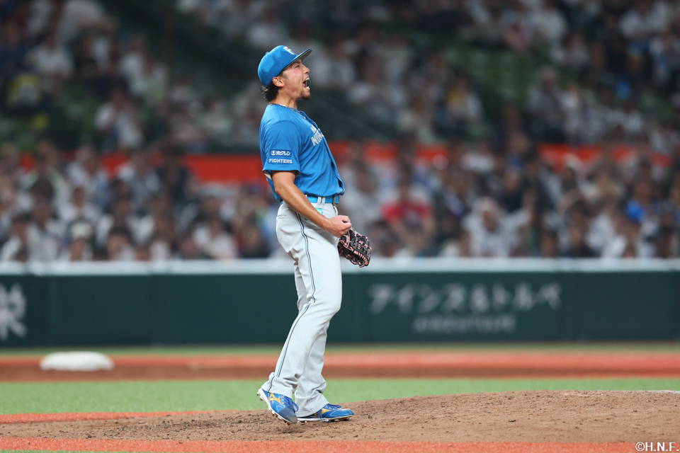 8回裏を抑えた伊藤投手