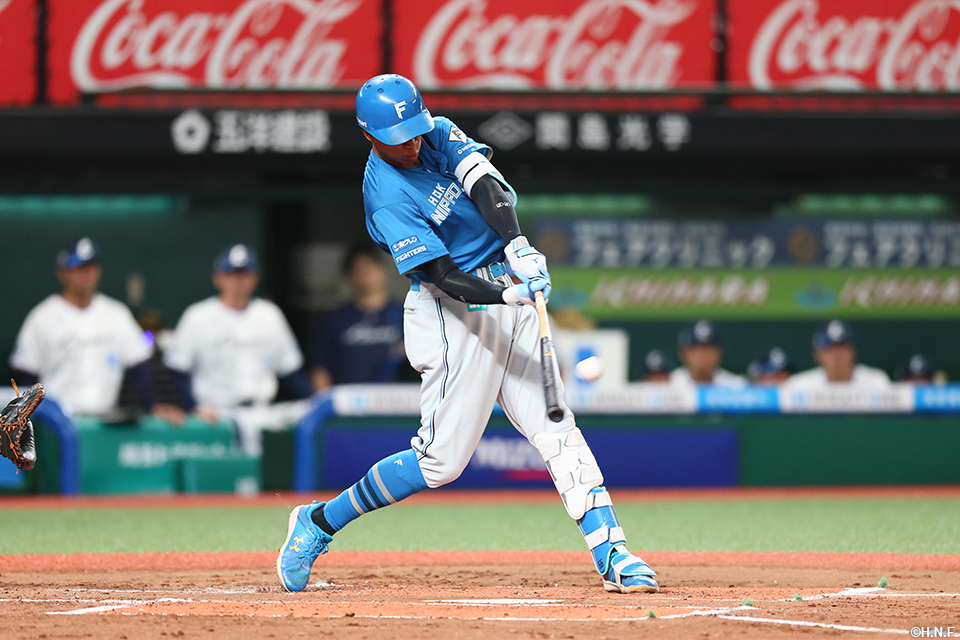 “3回表、先制の本塁打を放つ万波選手01”