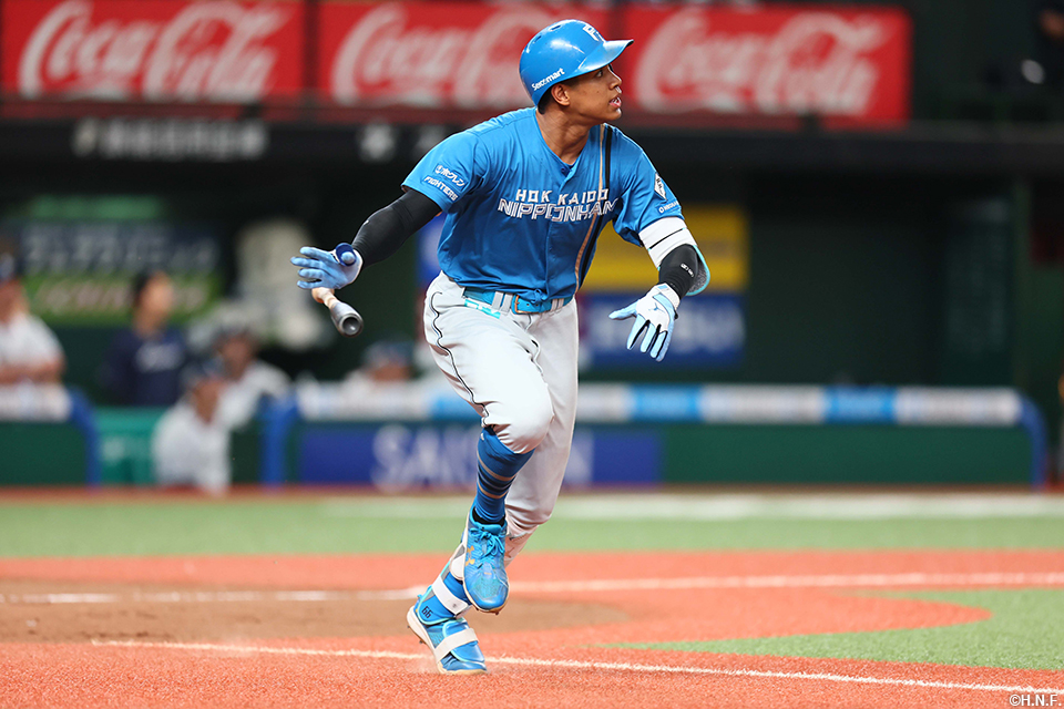 “3回表、先制の本塁打を放つ万波選手02”