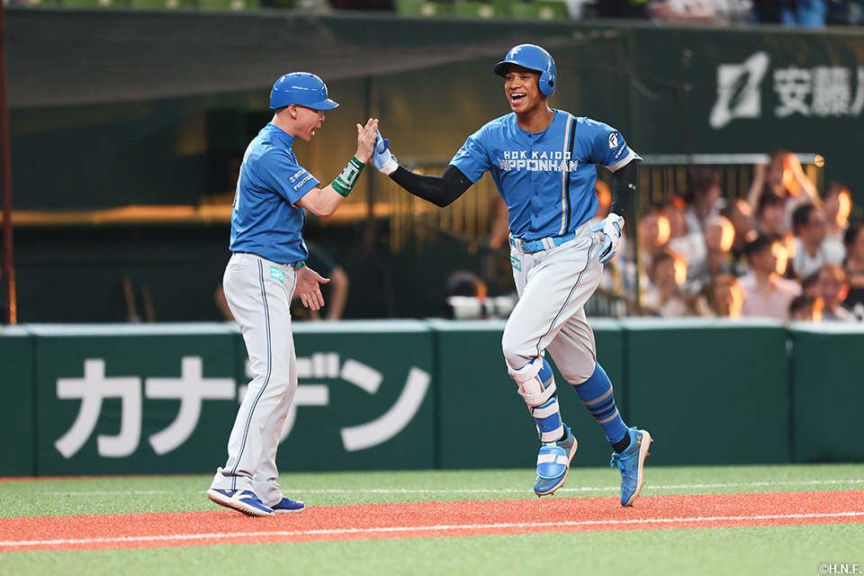 “3回表、先制の本塁打を放つ万波選手03”