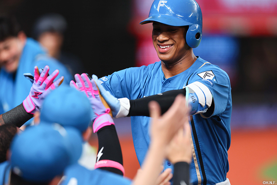 “3回表、先制の本塁打を放つ万波選手04”