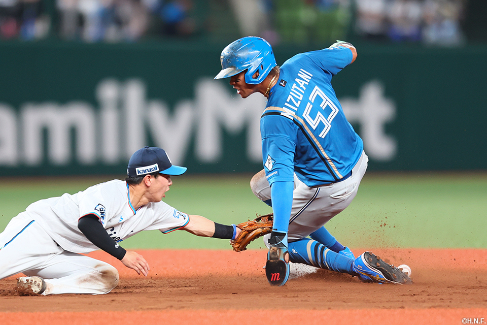 “5回表、盗塁を決める水谷選手”