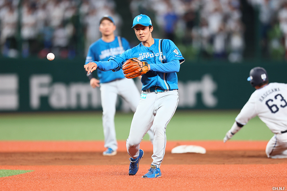 “5回裏、二ゴロを捌く石井選手”