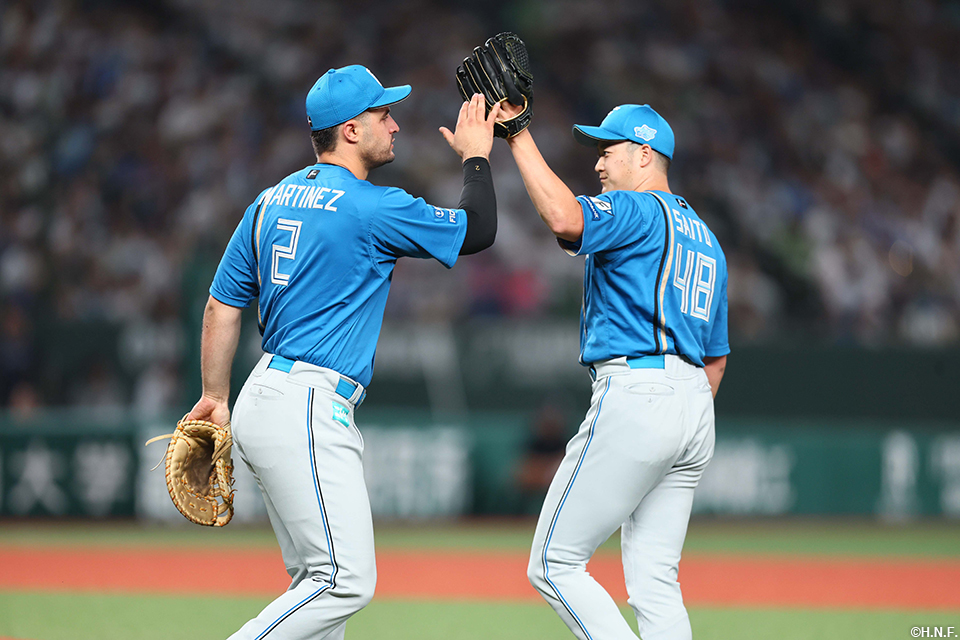 “7回裏、齋藤投手とマルティネス選手”