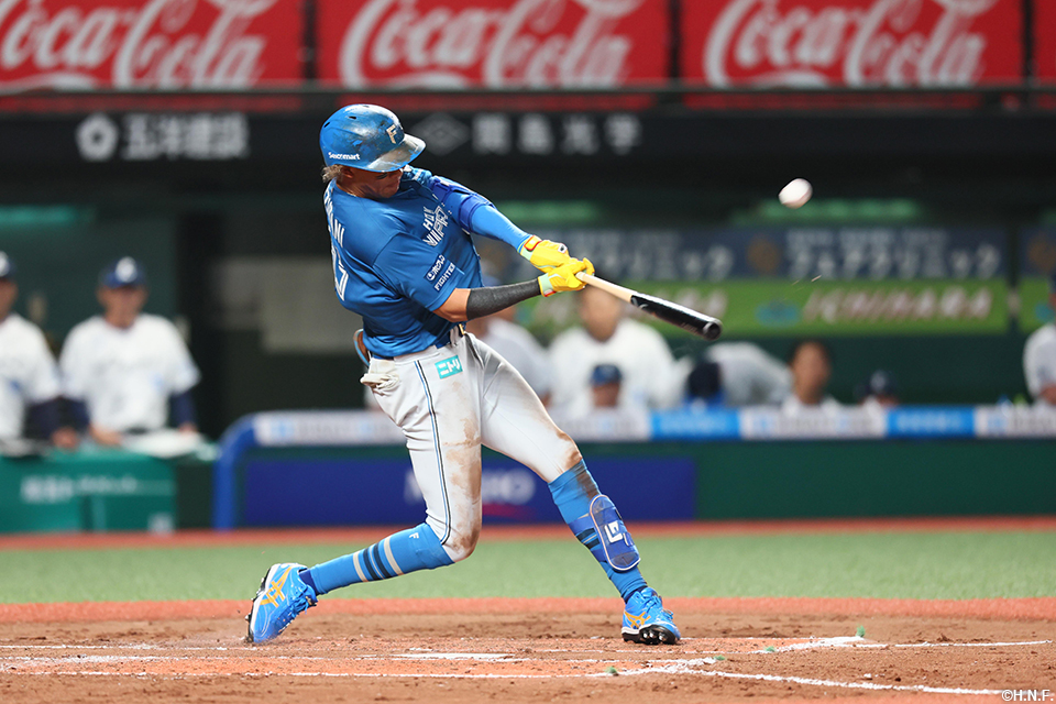 “8回表、勝ち越しの本塁打を放つ水谷選手01”