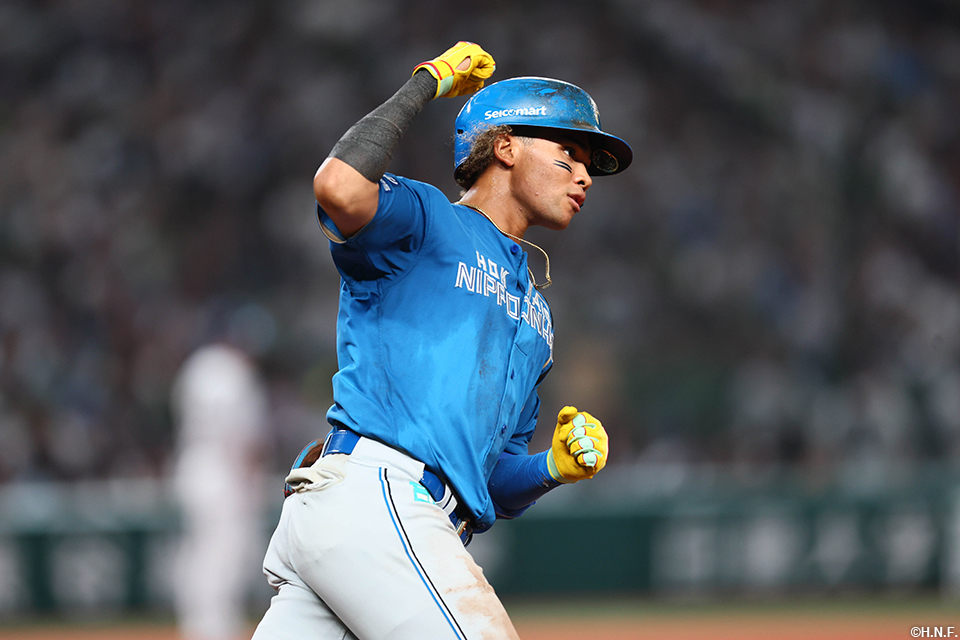 “8回表、勝ち越しの本塁打を放つ水谷選手02”