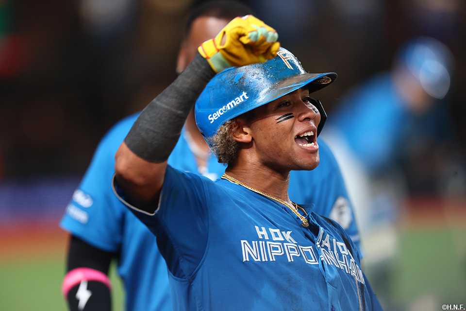 “8回表、勝ち越しの本塁打を放つ水谷選手03”