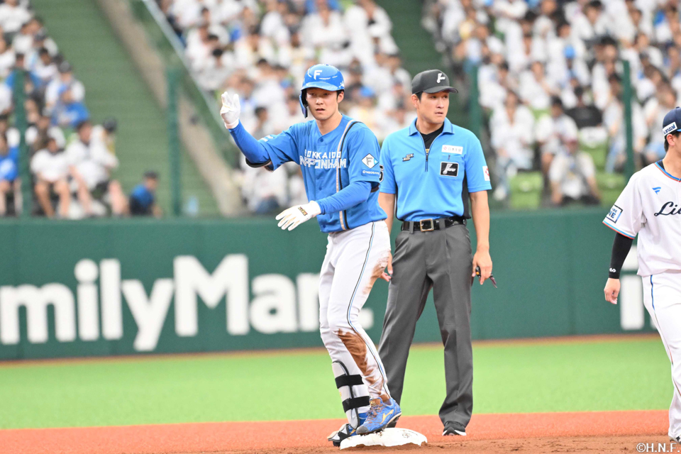 3回表、ライトへ二塁打を放つ石井選手02