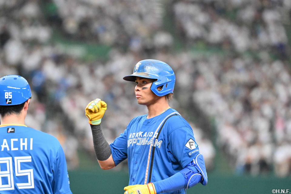 8回表、センターへヒットを放った水谷選手