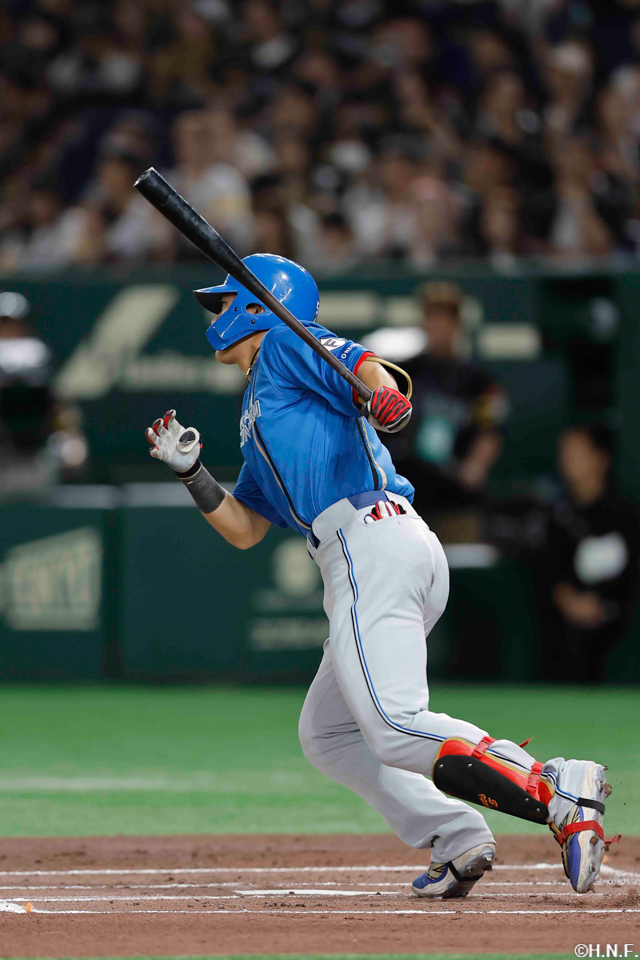 2回表、ライトへヒットを放つ野村選手