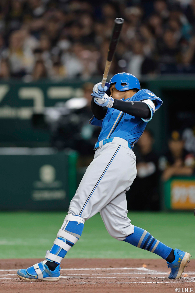 2回表、センタへヒットを放つ万波選手