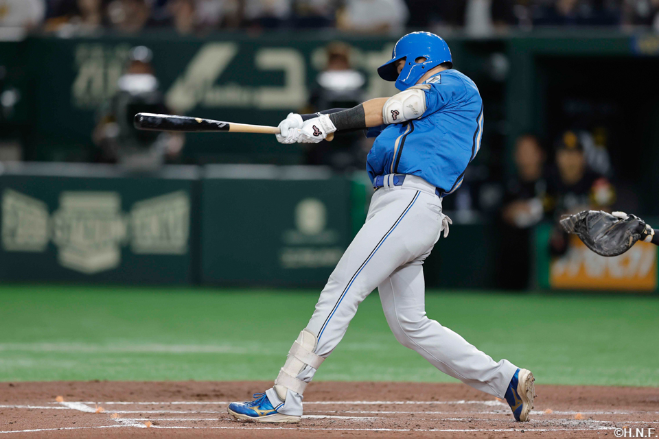 3回表、センターへヒットを放つ山縣選手