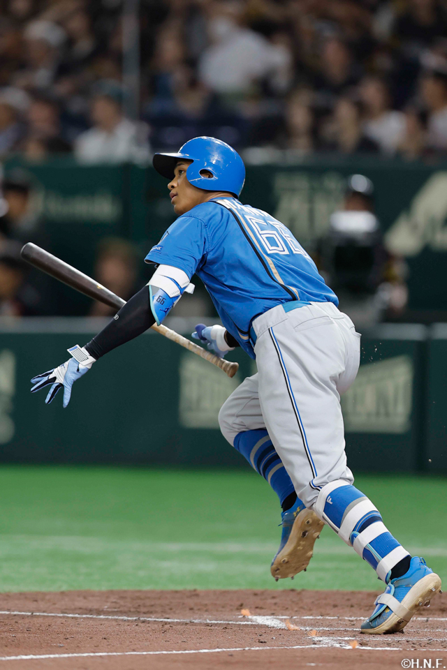 5回表、左中間へ二塁打を放つ万波選手