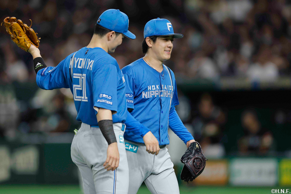 7回裏を抑えた北山投手と清宮選手