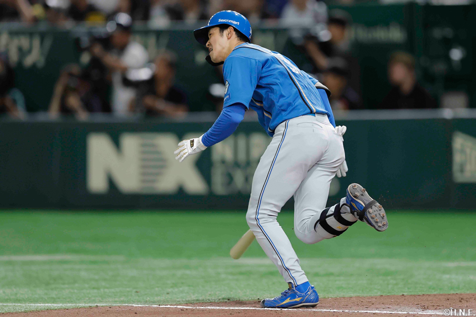 8回表、センターへヒットを放つ石井選手