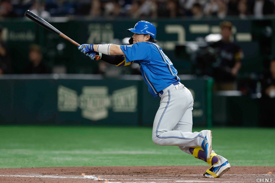 8回表、セカンドへヒットを放つ田宮選手