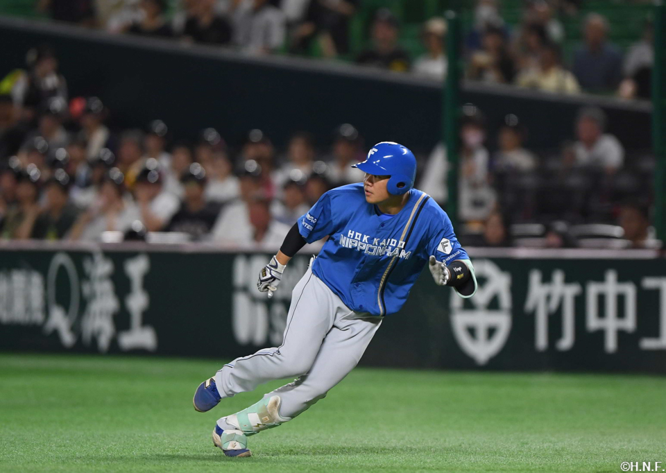 1回表、レフトへヒットを放った吉田選手