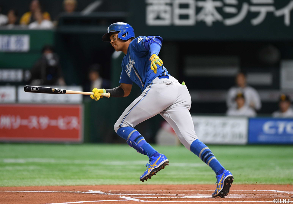 1回表、レフトへヒットを放つ水谷選手