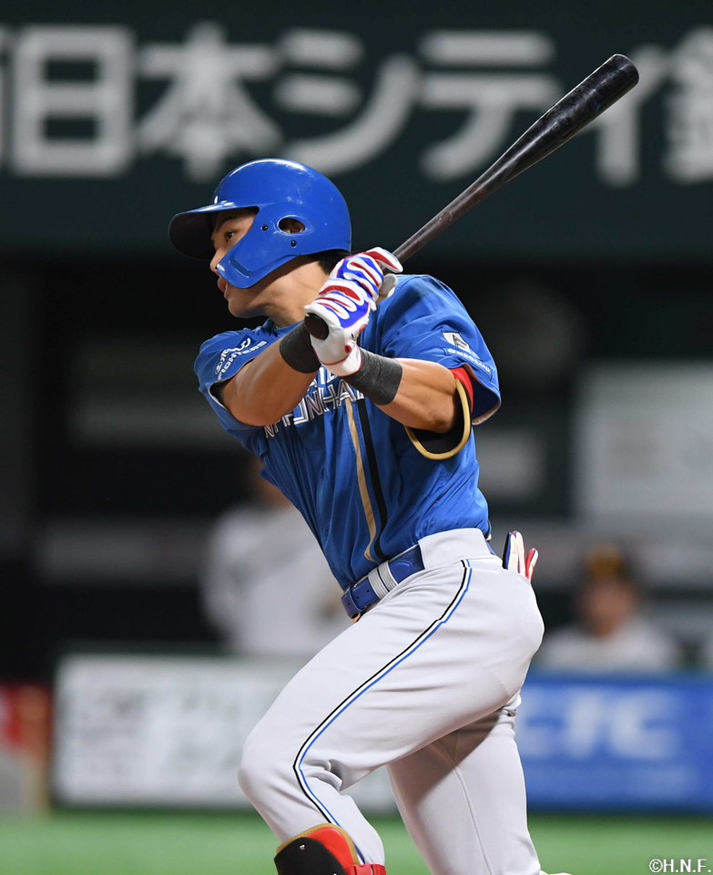 1回表、ショートへ適時打を放つ野村選手