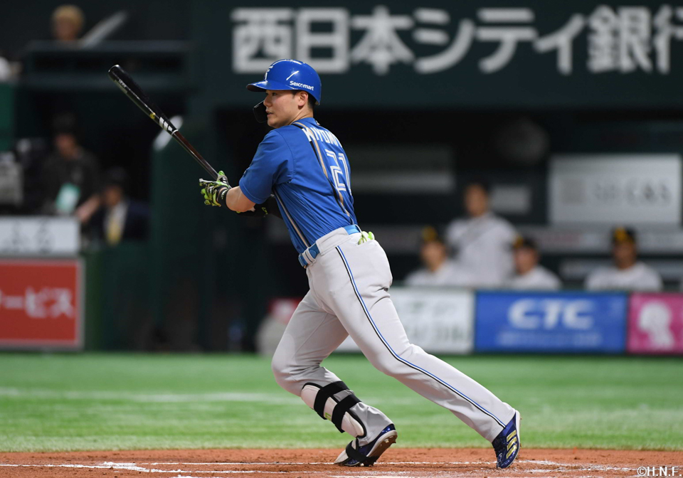 2回表、センターへヒットを放つ清宮選手