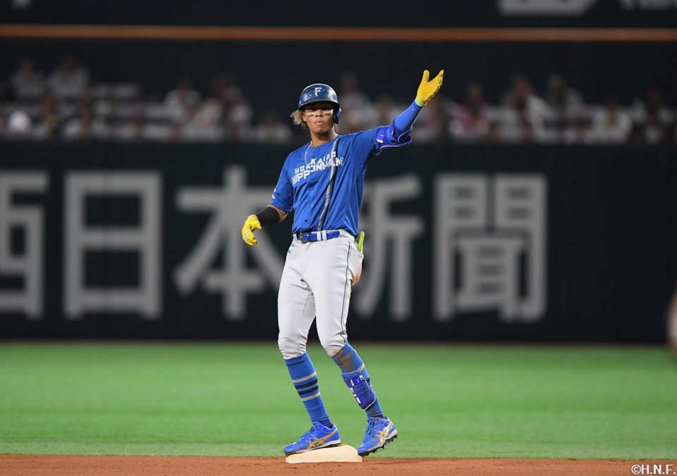 6回表、右中間へ二塁打を放った水谷選手