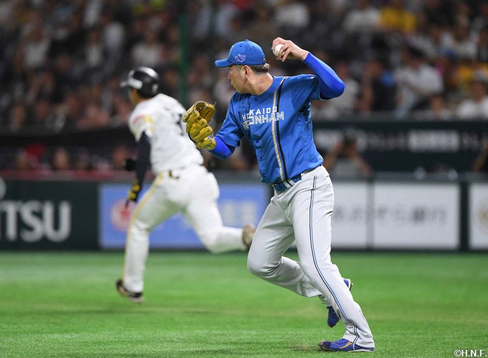 6回裏、投ゴロを捌く加藤貴投手