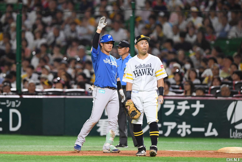 8回表、ライトへヒットを放った吉田選手