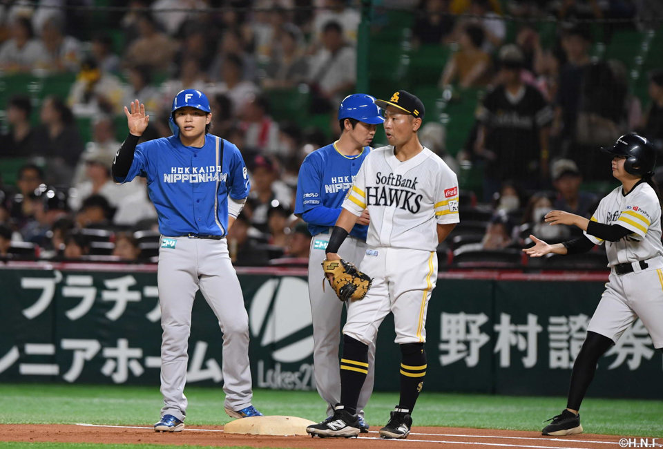 1回表、ライトへヒットを放った田宮選手