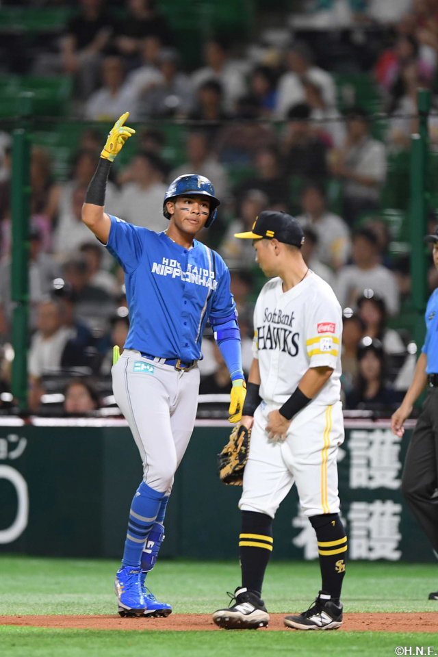 1回表、ライトへヒットを放った水谷選手