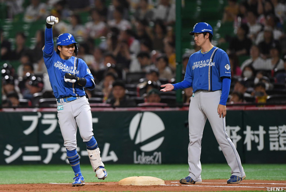 2回表、センターへヒットを放った奈良間選手