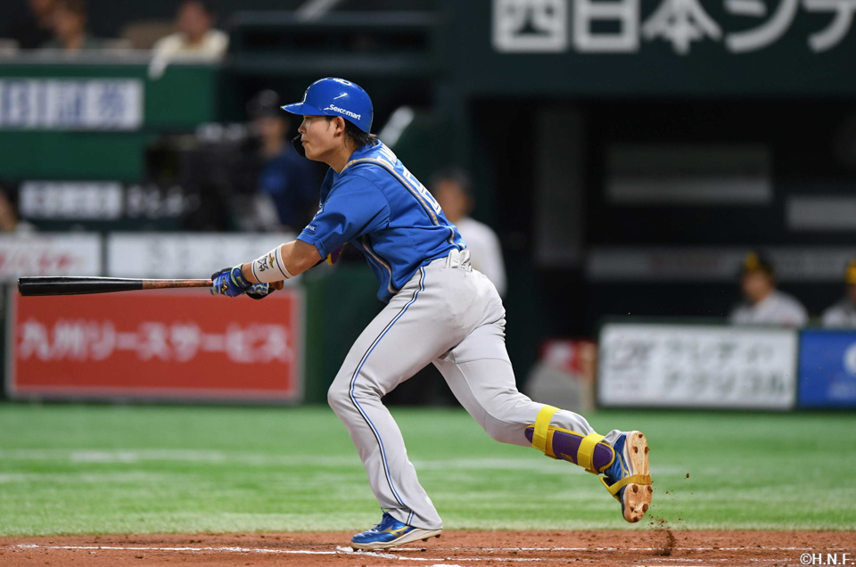 3回表、センターへヒットを放つ田宮選手