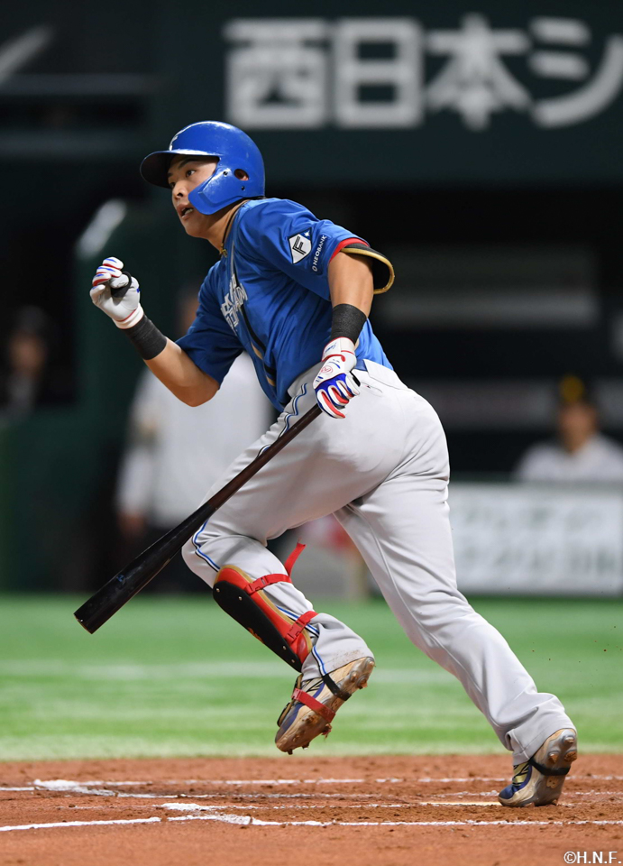 3回表、レフトへヒットを放つ野村選手