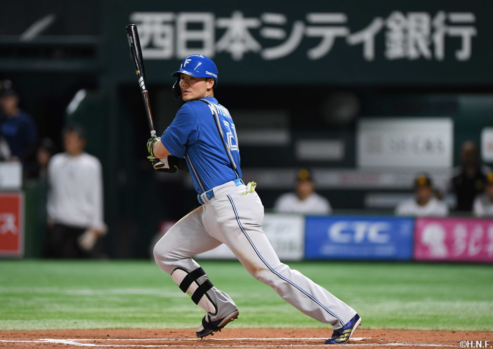 7回表、レフトへヒットを放つ清宮選手