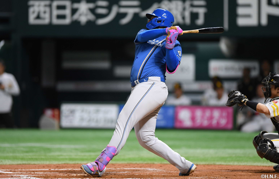 9回表、ライトへヒットを放つレイエス選手