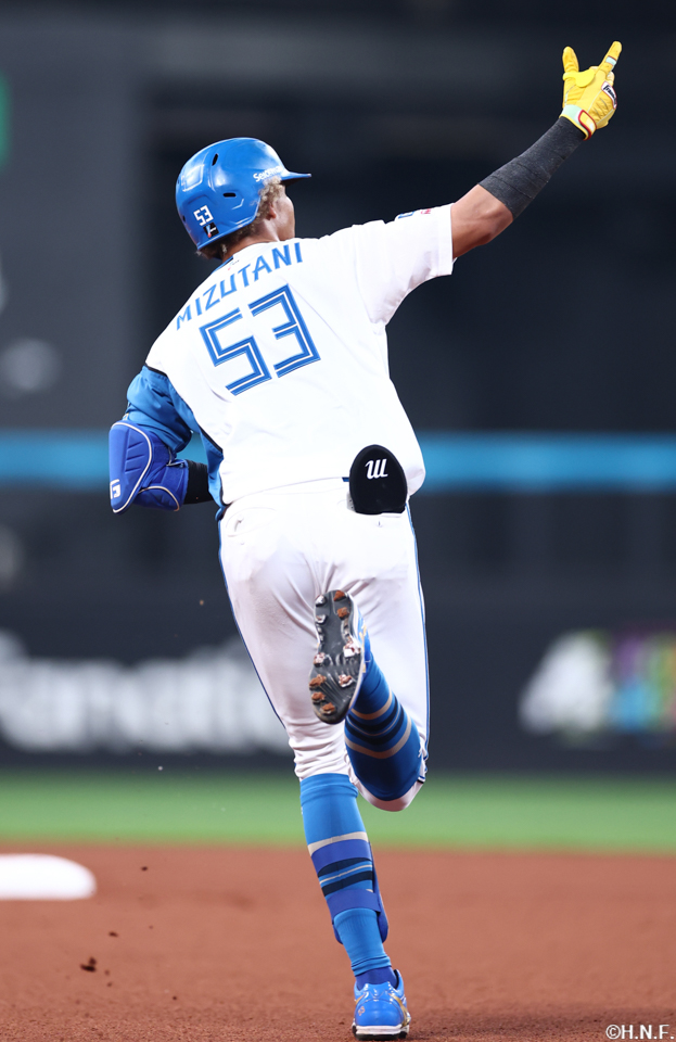 1回裏、先頭打者本塁打を放った水谷選手02