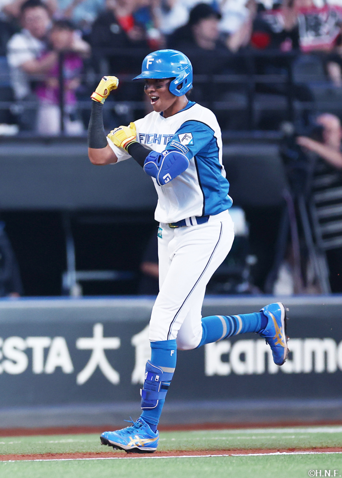 1回裏、先頭打者本塁打を放った水谷選手03