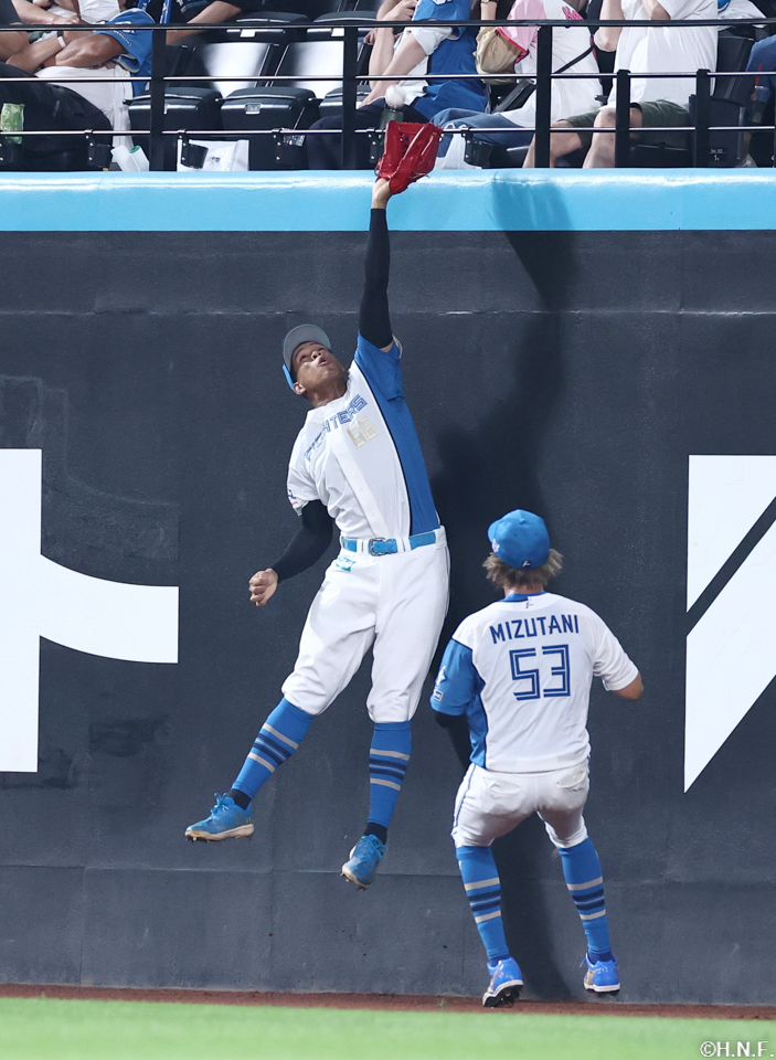 3回表、好守をみせる万波選手