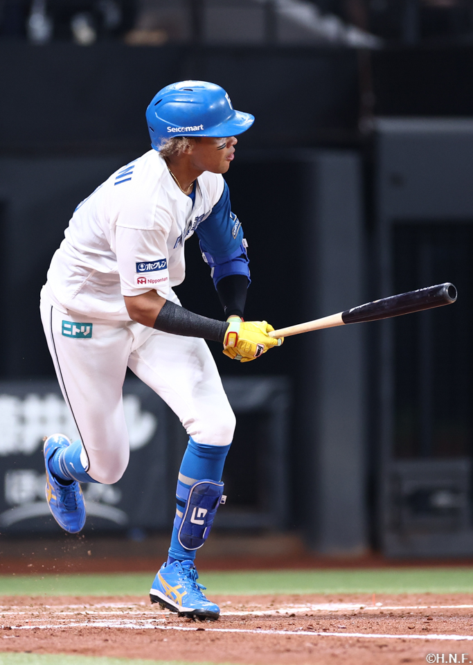 3回裏、勝ち越しの適時二塁打を放つ水谷選手01