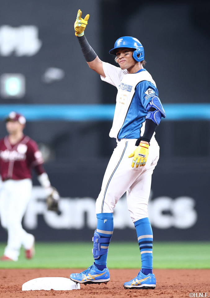 3回裏、勝ち越しの適時二塁打を放つ水谷選手02