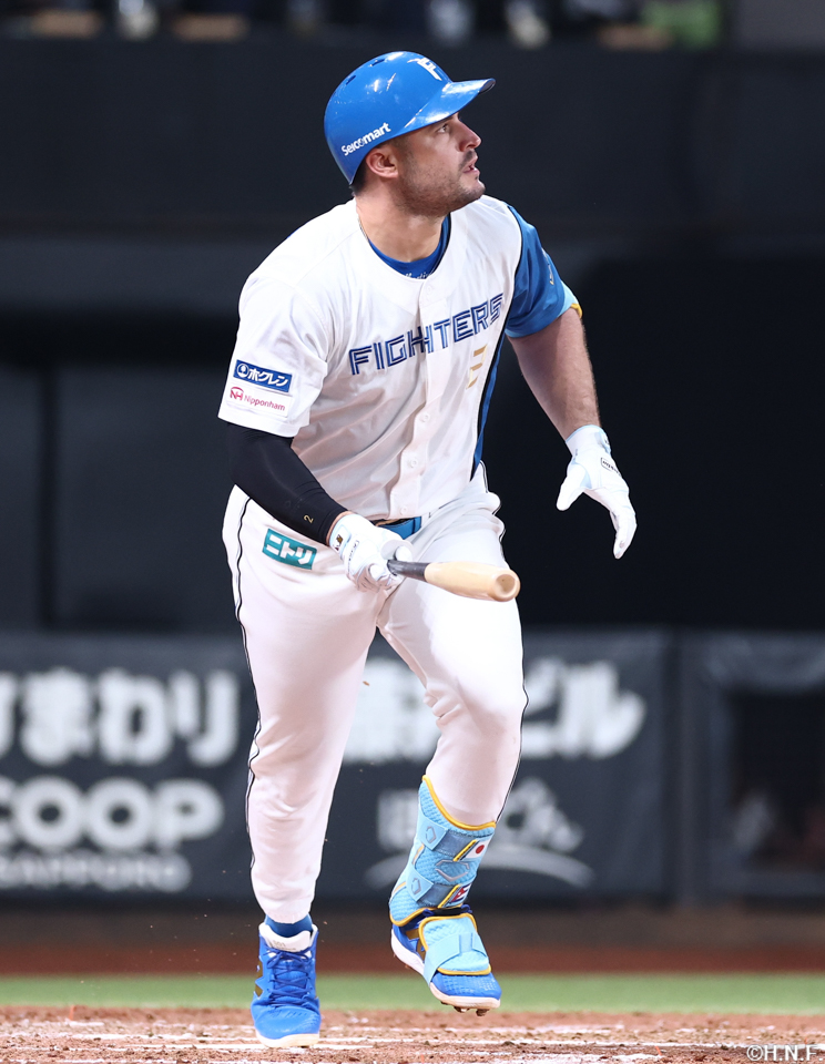 3回裏、左中間へ適時二塁打を放つマルティネス選手01