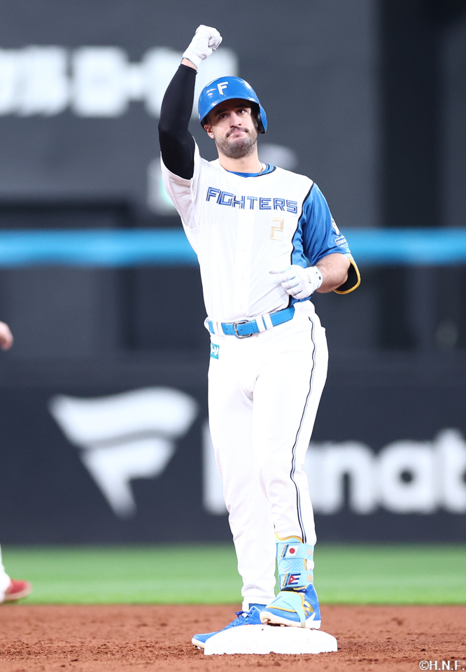 3回裏、左中間へ適時二塁打を放つマルティネス選手02