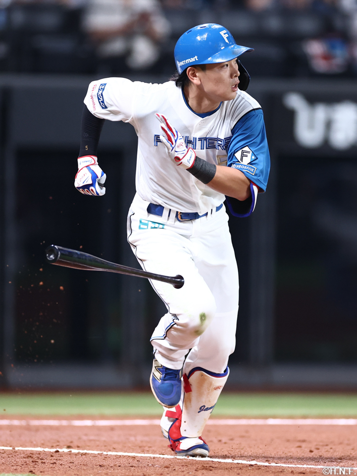 3回裏、センターへ適時打を放つ野村選手01