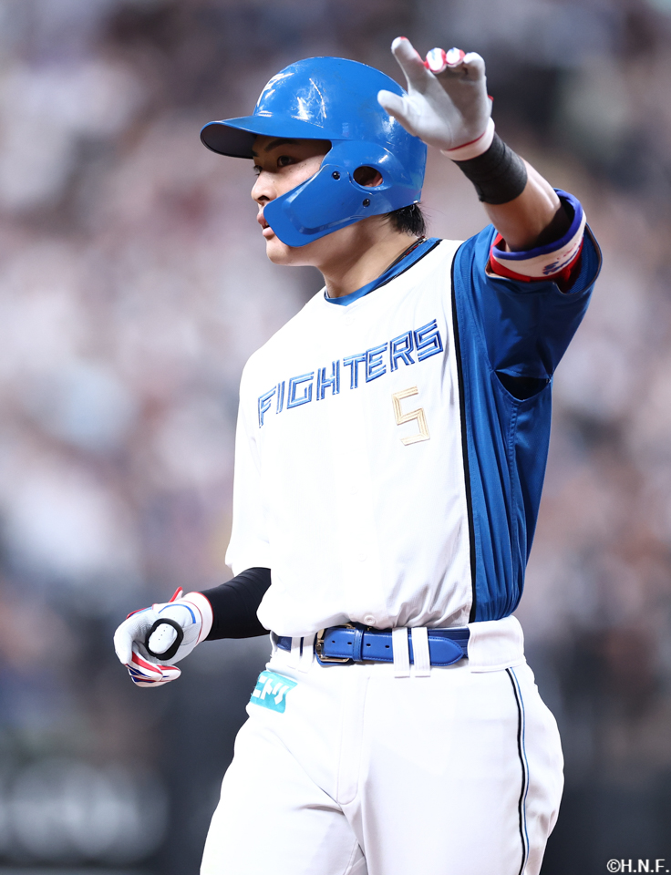 3回裏、センターへ適時打を放つ野村選手02